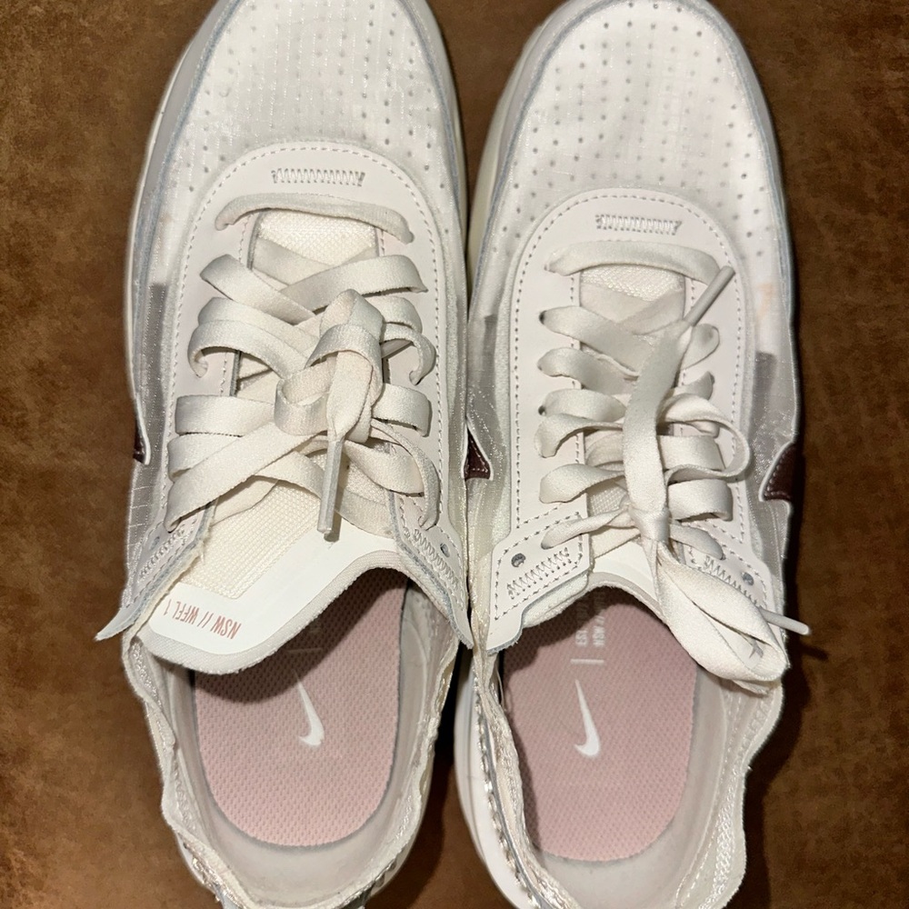 Nike Womenโs Waffle One Shoes - Picture 7 of 8
